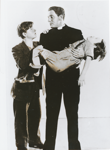 876661 Portret van drie spelers in een onbekend toneelstuk opgevoerd door het Franciscus Volkstoneel ('Wijk C op de ...